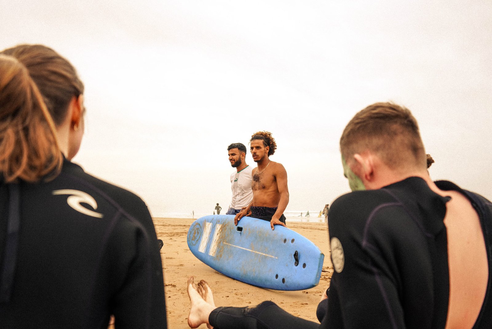 surf-instructor-teaching-beginners